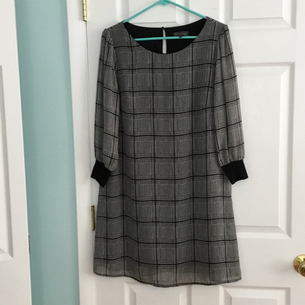 Luxology Black and Gray Plaid Long Sleeve Shift Dress with Contrast Cuffs